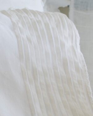 tucked linen pillowcase set detail